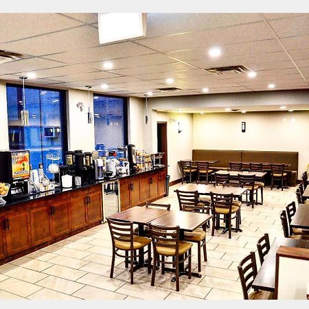 Super 8 By Wyndham Kelowna Bc Exterior photo