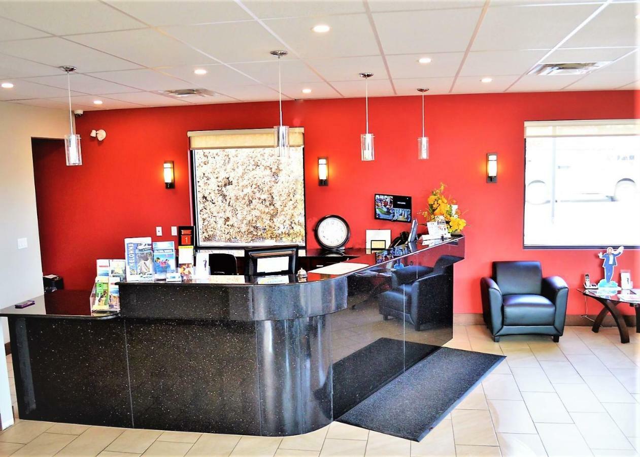 Super 8 By Wyndham Kelowna Bc Exterior photo